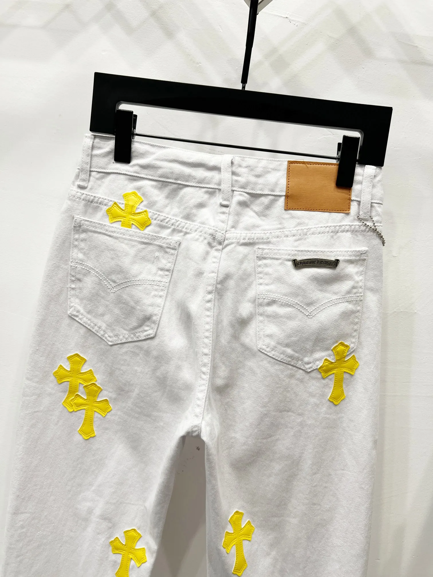 P240 style number: (K610) Chrome hearts & Chrome hearts High-end Chrome hearts white yellow leather cross patchwork leather jeans, the same style as the trendy uncle. Original hardware accessories, washed and other elevators, QR code analysis are all purchased from the original factory, high degree of restoration, you are welcome to compare the products~ Three-dimensional version Loose and comfortable, not picky about the figure, taller and slimmer, factory Seiko, original quality control, same style for men and women, can be matched with couples, versatile recommendation, must-have jeans for all seasons, fashionable people have been disappointed From the quality selection of fabrics, the tailoring of details, and the matching of patterns, everything is impeccable! The upper body is so handsome when worn...it can be easily worn by men, women and children! The craftsmanship is made of heavy-duty washed pure cotton denim fabric. After washing, it is soft and thick and looks very stylish when worn. Size: 28, 30, 32, 34 Color: white